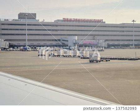 Airplane wing 137582093