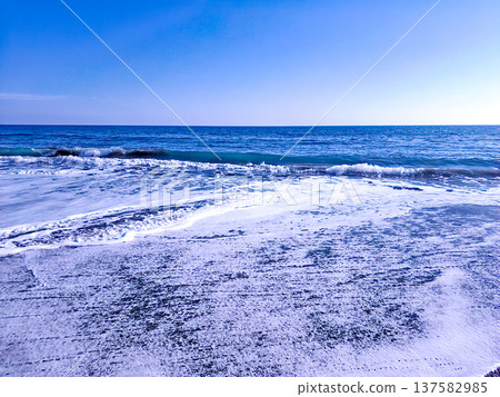 海浪拍打著沙灘 海浪拍打著沙灘 137582985