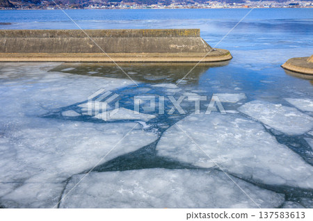 Ice formations on Lake Suwa 137583613