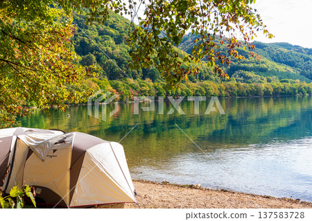 北海道洞爺湖秋季露營，湖面映照著秋葉 137583728