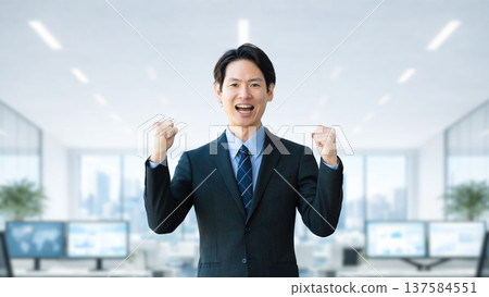 做膽量姿勢的男性商人 做膽量姿勢的男性商人 137584551