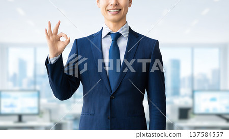 面帶微笑的男商務人士擺出OK姿勢 137584557