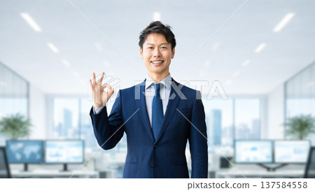 面帶微笑的男商務人士擺出OK姿勢 面帶微笑的男商務人士擺出OK姿勢 137584558