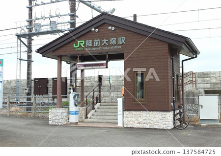 仙石線：陸前大塚站及車站大樓（地震後/宮城縣東松島市） 137584725