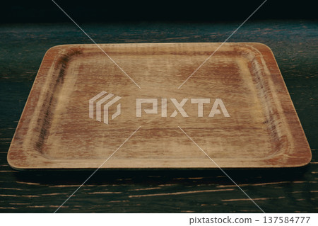 一個破舊的托盤 137584777