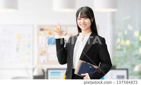 面帶微笑的年輕女子/女商人擺出OK姿勢 面帶微笑的年輕女子/女商人擺出OK姿勢 137584872