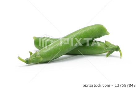 green peas vegetable bean isolated on white green peas vegetable bean isolated on white 137587842