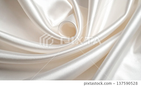 最上等的絲綢布料會呈現出優美流暢的波浪狀。 137590528