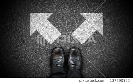 Black business shoes and two right and left chalky arrows on asphalt - choice concept Black business shoes and two right and left chalky arrows on asphalt - choice concept 137590533