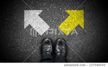 Black business shoes and two right and left chalky arrows on asphalt - choice concept Black business shoes and two right and left chalky arrows on asphalt - choice concept 137590543