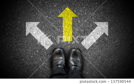 Black business shoes and three chalky arrows on asphalt - decision concept Black business shoes and three chalky arrows on asphalt - decision concept 137590544