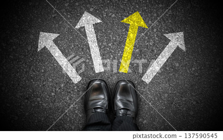Black business shoes and four chalky arrows on asphalt - choice concept Black business shoes and four chalky arrows on asphalt - choice concept 137590545