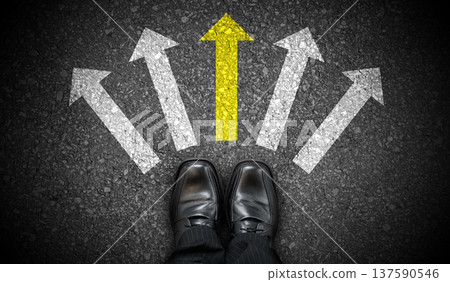 Black business shoes and five chalky arrows on asphalt - choice concept Black business shoes and five chalky arrows on asphalt - choice concept 137590546