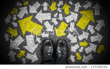 Black business shoes and many chalky arrows in various directions - chaos concept Black business shoes and many chalky arrows in various directions - chaos concept 137590548