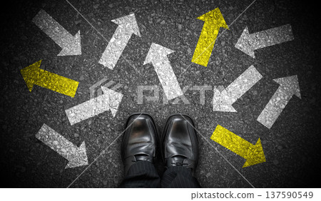Black business shoes and many chalky arrows in various directions - chaos concept Black business shoes and many chalky arrows in various directions - chaos concept 137590549