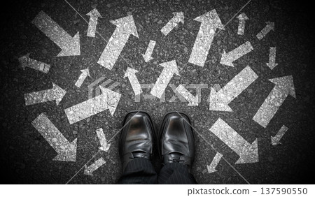 Black business shoes and many chalky arrows in various directions - chaos concept Black business shoes and many chalky arrows in various directions - chaos concept 137590550