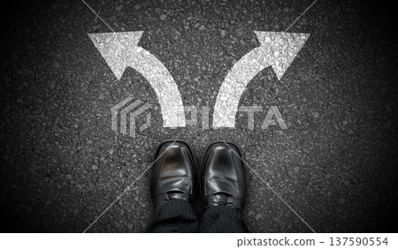 Black business shoes and two right and left chalky arrows on asphalt - choice concept Black business shoes and two right and left chalky arrows on asphalt - choice concept 137590554