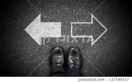 Black business shoes and two right and left chalky arrows on asphalt - choice concept Black business shoes and two right and left chalky arrows on asphalt - choice concept 137590557