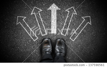 Black business shoes and five chalky arrows on asphalt - choice concept 137590561