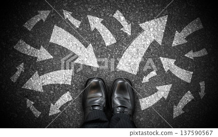 Black business shoes and many chalky arrows in various directions - chaos concept 137590567