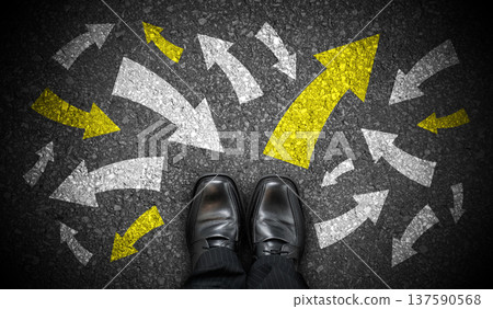 Black business shoes and many chalky arrows in various directions - chaos concept Black business shoes and many chalky arrows in various directions - chaos concept 137590568