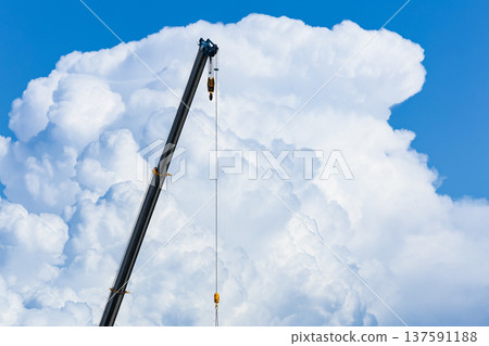 建築工地起重機作業和積雨雲 建築工地起重機作業和積雨雲 137591188
