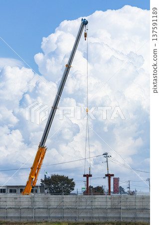 建築工地起重機作業和積雨雲 建築工地起重機作業和積雨雲 137591189