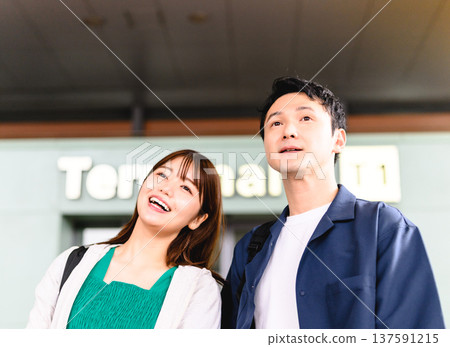 A couple looking up at the airport ■Photography cooperation: Kansai International Airport (KIX) A couple looking up at the airport ■Photography cooperation: Kansai International Airport (KIX) 137591215