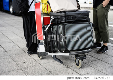 Large amounts of luggage and travelers ■Photography cooperation: Kansai International Airport (KIX) 137591242