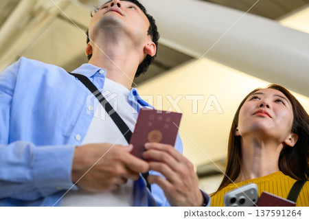 A couple looking up at the airport ■Photography cooperation: Kansai International Airport (KIX) A couple looking up at the airport ■Photography cooperation: Kansai International Airport (KIX) 137591264