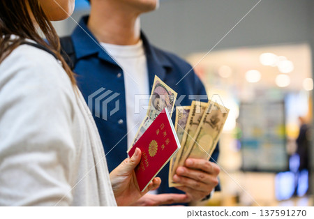 Passport and Japanese yen ■Photography cooperation: Kansai International Airport (KIX) 137591270