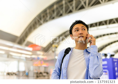 一名男子在機場打電話。照片由關西國際機場（KIX）提供。 137591323
