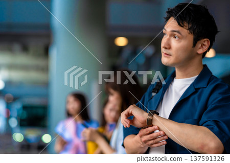 一名男子在車站查看時間。照片由關西國際機場(KIX)提供。 一名男子在車站查看時間。照片由關西國際機場(KIX)提供。 137591326
