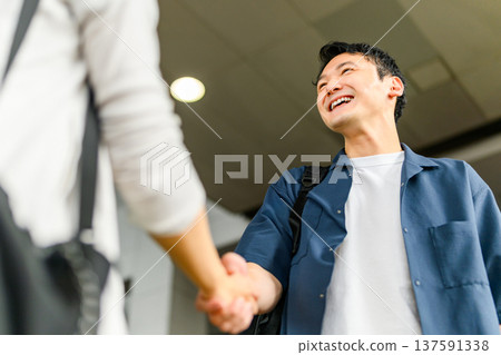 Reunion and handshake at the airport ■Photography cooperation: Kansai International Airport (KIX) 137591338