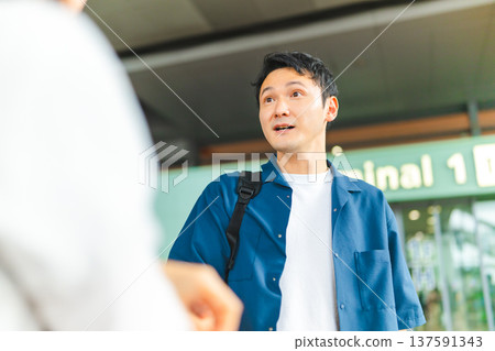 機場重逢與交談 ■拍攝合作:關西國際機場(KIX) 機場重逢與交談 ■拍攝合作:關西國際機場(KIX) 137591343