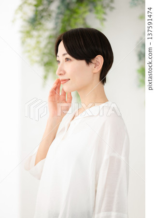 一個微笑的中年婦女 一個微笑的中年婦女 137591474