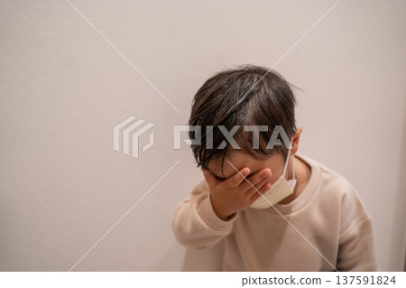 嬰兒因病哭泣 137591824