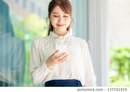 一位女士正在用智慧型手機談論商務 137591859