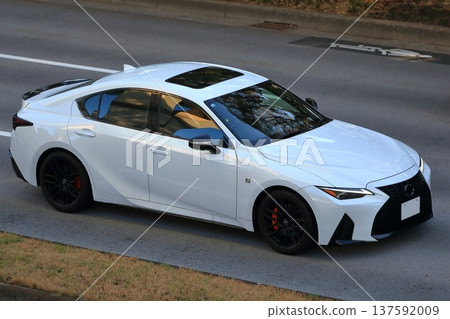 白色豪華運動轎車圖片 白色豪華運動轎車圖片 137592009
