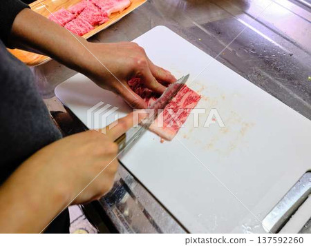 A female chef cutting domestically produced Japanese Black beef thigh meat 137592260