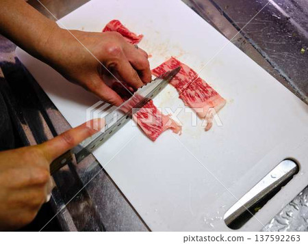 A female chef cutting domestically produced Japanese Black beef thigh meat A female chef cutting domestically produced Japanese Black beef thigh meat 137592263