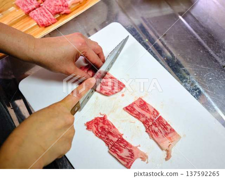 A female chef cutting domestically produced Japanese Black beef thigh meat 137592265