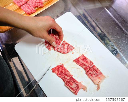 A female chef cutting domestically produced Japanese Black beef thigh meat 137592267
