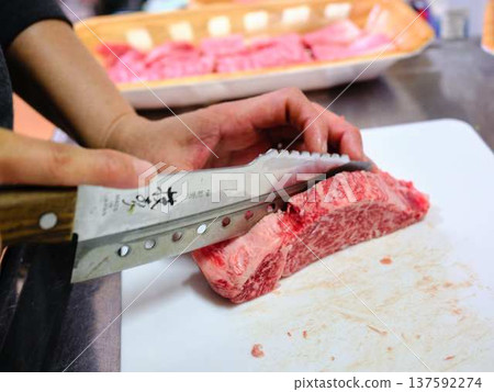 一位女廚師正在切割國產日本黑毛牛腿肉 137592274