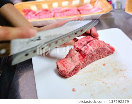 一位女廚師正在切割國產日本黑毛牛腿肉 137592279