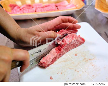 一位女廚師正在切割國產日本黑毛牛腿肉 137592287