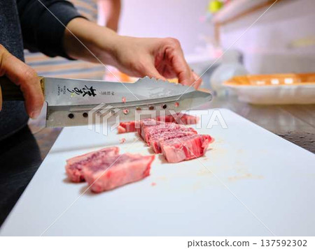 一位女廚師正在切割國產日本黑毛牛腿肉 137592302