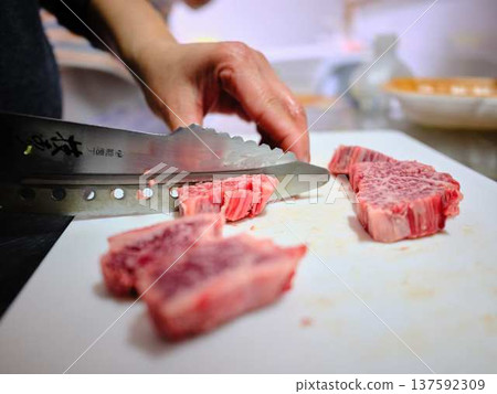 一位女廚師正在切割國產日本黑毛牛腿肉 一位女廚師正在切割國產日本黑毛牛腿肉 137592309