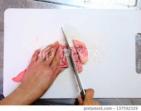 A female chef cutting domestically produced Japanese Black beef thigh meat 137592329