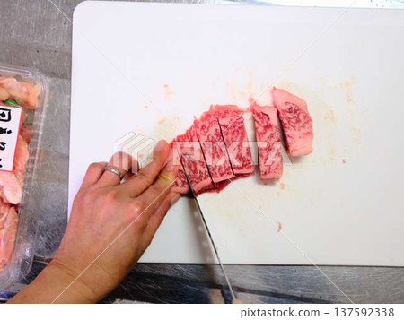 A female chef cutting domestically produced Japanese Black beef thigh meat A female chef cutting domestically produced Japanese Black beef thigh meat 137592338